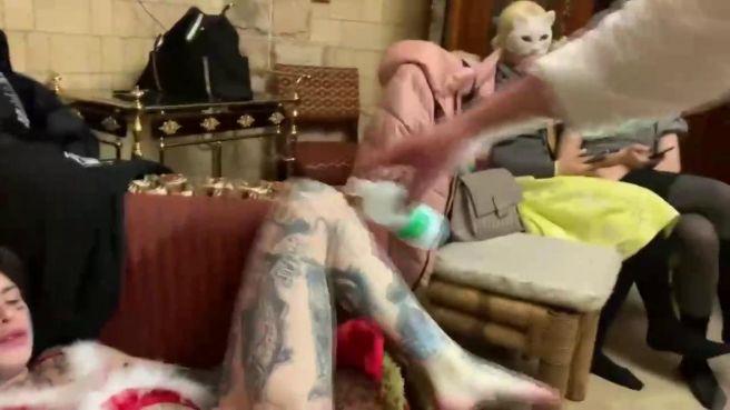 Пьяные телки дают трахать себя и сосут члены на вписке 