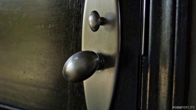 Телка с силиконовыми дойками кончает от жесткого траха во все щели