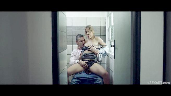 Офисная шлюха пердолится в письку с коллегой на перерыве